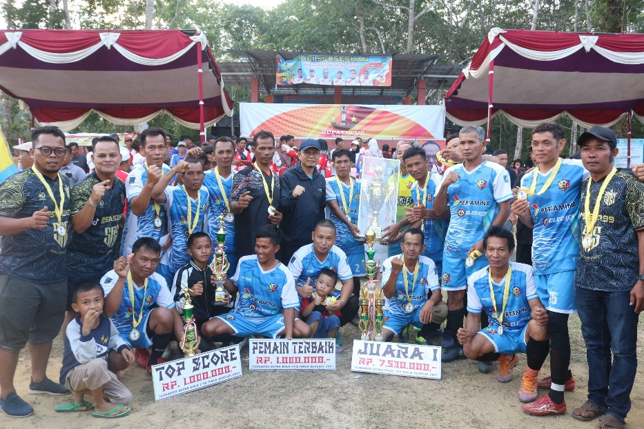 Desa Belilik Boyong Piala Bergilir Turnamen Sepak Bola Bupati Cup U-40 Tahun 2023