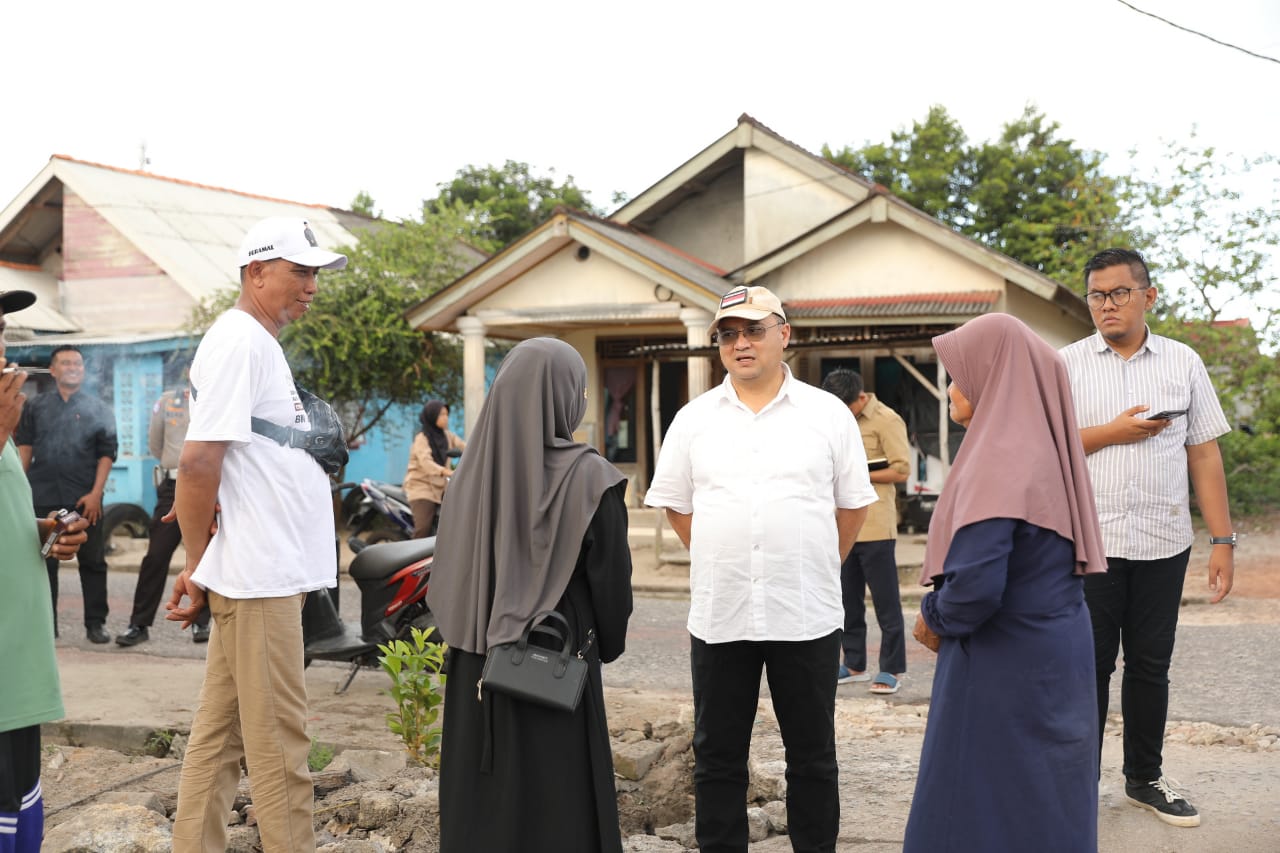 Erzaldi Rosman Kunjungi Korban Kebakaran di Simpang Perlang