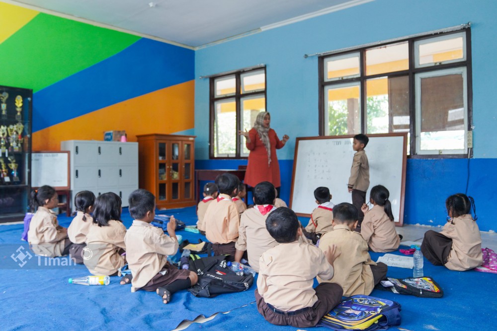 Cerdaskan Generasi Bangsa, PT Timah Bantu Sarana Belajar SDM 21 Gantung