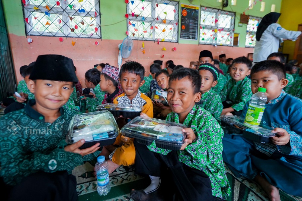 PT Timah Gelar Makan Bergizi Bagi Pelajar