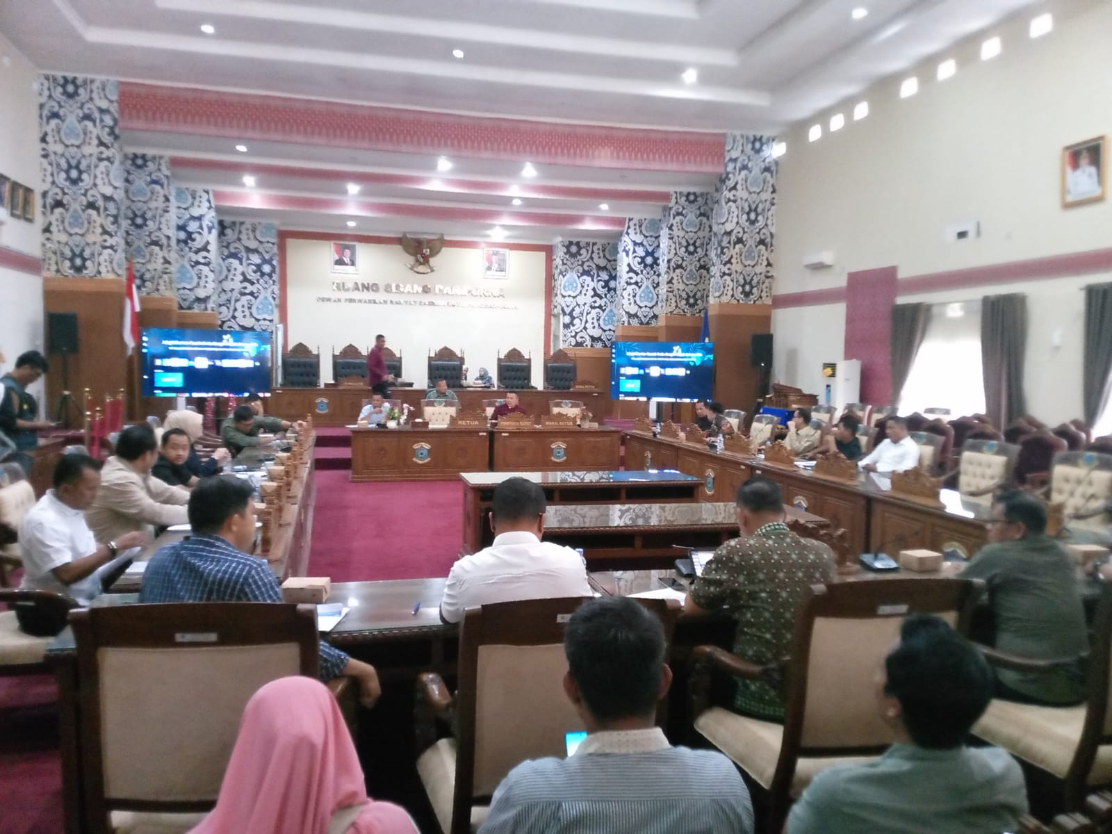 Sekda Mie Go Paparkan Perubahan Rancangan KU-APBD dan PPAS Ta 2025 Pada Rapat Banggar DPRD Pangkalpinang